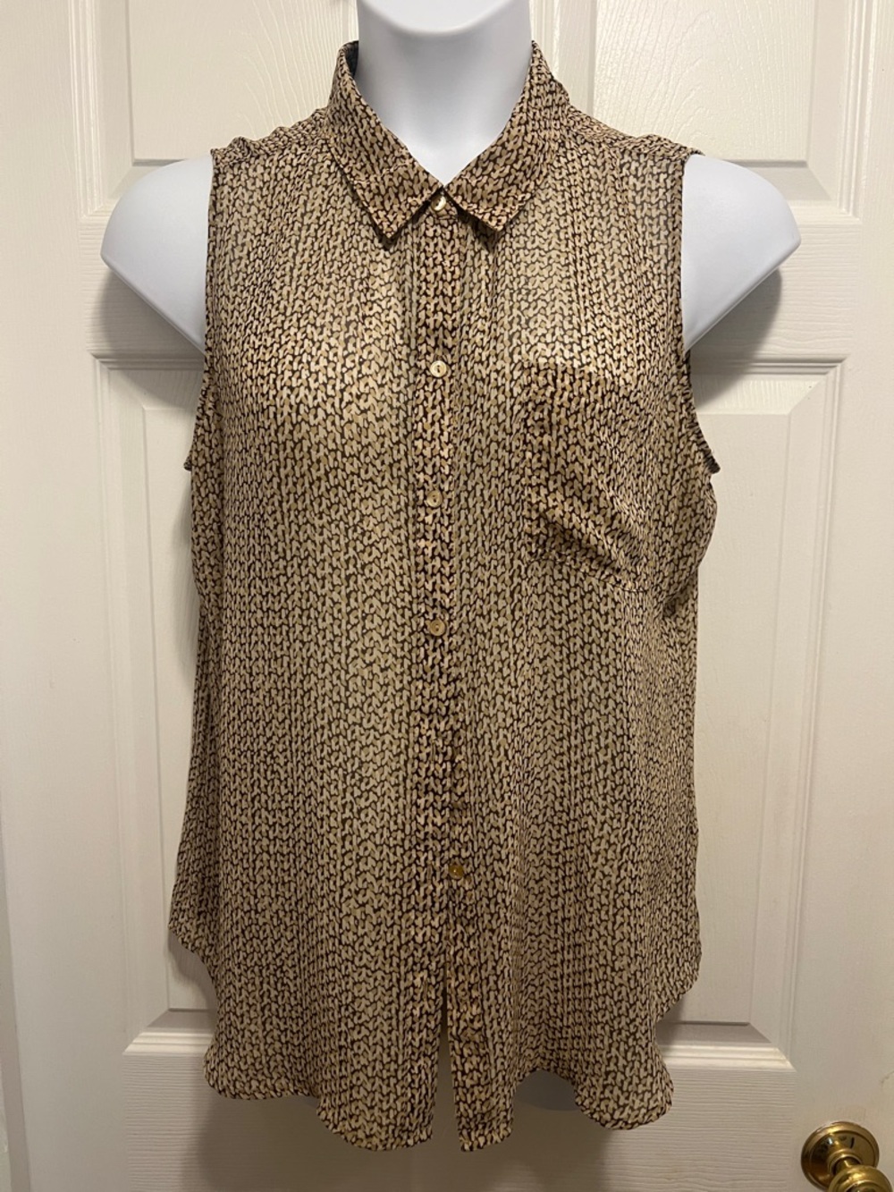 Sleeveless Button-Up Blouse in Beige Black Print